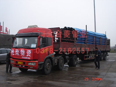 運(yùn)輸車輛在去往礦區(qū)路上
